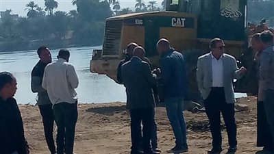 بالصور.. رئيس مدينة أرمنت يتابع سير أعمال رصف طريق ترعة السواحل بالأقصر