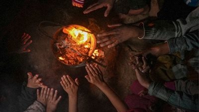 مع قدوم الشتاء.. الفلسطينيون يقاومون البرد والأمطار في ظل نقص الخيم والبطاطين