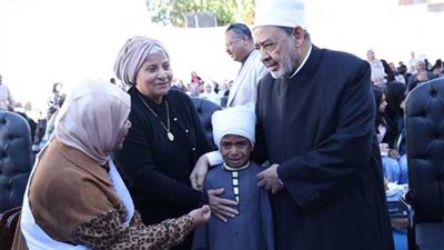 شيخ الأزهر يوقف مراسم افتتاح معهد للاستماع لقصيدة طفل (صور)