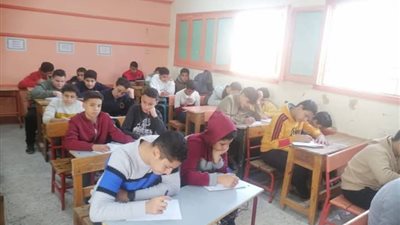 خبير تربوي يكشف مدى إمكانية وجود ثلاث نسخ مختلفة للامتحانات باللجان