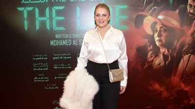 بعد تشبيه إطلالتها بستارة الحمام.. رانيا محمود ياسين: أنا بلبس لمزاجي وبمشي وراء التريند (فيديو)