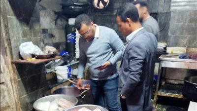 حملة بأسوان تضبط سلع منتهية الصلاحية داخل مطعم شهير