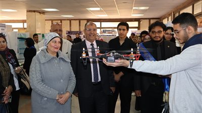 بالصور.. مدير «تعليم القاهرة» تفتتح المعرض المحلى للعلوم والهندسة