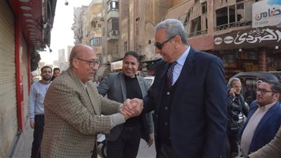 لفتة إنسانية.. محافظ الغربية يقف لمساعدة مُسن سقط أثناء عبوره الشارع بالمحلة