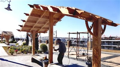 بالصور.. صيانة وإصلاحات المقاعد بكورنيش النيل بالأقصر 