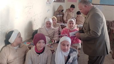 بالصور.. جولة ميدانية مفاجئة لمدير تعليم الفيوم بمدارس شرق الفيوم