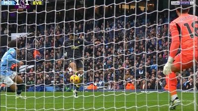 مانشستر سيتي يواصل نزيف النقاط بالسقوط امام إيفرتون وهالاند يهدر ضربة جزاء 