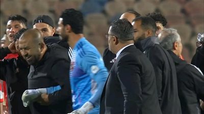 جماهير الأهلي تهاجم اللاعبين في برج العرب.وتفاصيل صدام رمضان مع إمام عاشور 