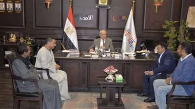 بالصور.. محافظ الأقصر يعقد لقاء لفحص شكاوى أهالي «الترعة» 