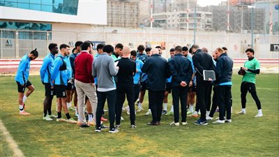  جروس مع اللاعبين على هامش مران الزمالك اليوم يشرح خطة مواجهة الاتحاد 