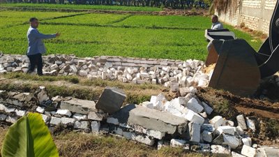 بالصور.. «مدينة البياضية» تشن حملة لإزالة التعديات على الأراضي بالأقصر