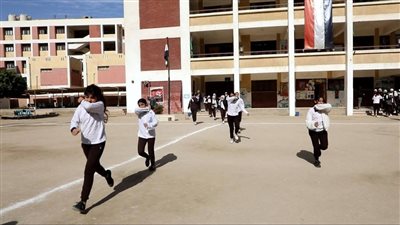 شهود عيان يكشفون حقيقة واقعة تهديد مدير مدرسة لأولياء الأمور بسلاح ناري بالمعصرة