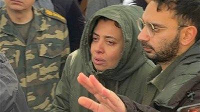 نشوى مصطفى تنهار بالبكاء خلال جنازة زوجها 