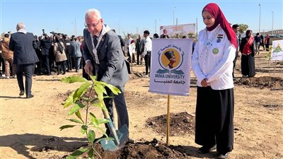 رئيس جامعة المنيا يشهد مبادرة «اتحضر للأخضر» ويغرس شجرة