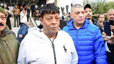 بالصور.. انهيار عبد الباسط حمودة لحظة وداع أحمد عدوية