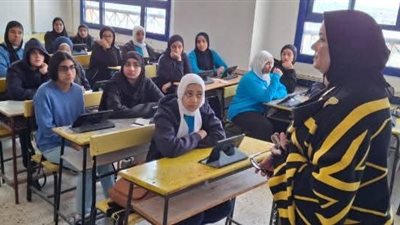 بالصور.. مدير «تعليم مطروح» تتابع الامتحان التجريبي لأولى ثانوي