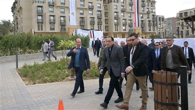 رئيس الوزراء يتفقد مشروع «أرابيسك» بسور مجرى العيون ويسلم عقود بعض الوحدات 