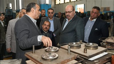 وزير الإنتاج الحربي يتفقد خطوط الإنتاج بشركة «هليوبوليس» للصناعات الكيماوية