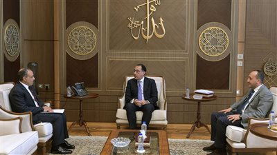 الرئيس يشدد على متابعة مشروعات التعاون مع إفريقيا.. واجتماع هام بوزير الهجرة