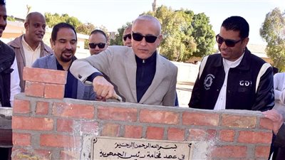 «محافظ الأقصر» يضع حجر أساس مدرستين وسط حشد شعبي بالبر الغربي