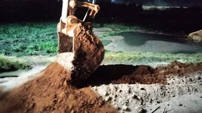 كسر مفاجئ بخط الصرف الصحي في الأقصر