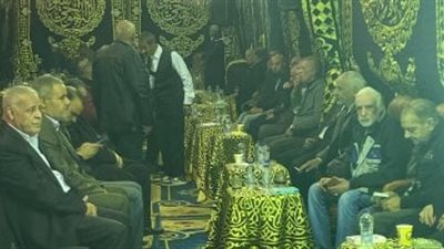 أحمد بدير يستقبل عزاء شقيقته وأشرف زكى أول الحاضرين.. صور