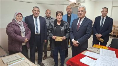 مدير تعليم الإسماعيلية يمر على العاملين بديوان المديرية الاقباط للتهنئة بعيد الميلاد