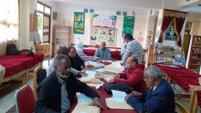 بالصور.. مدير تعليم كوم أمبو يتابع تسليم امتحانات النقل لمديرى المدارس