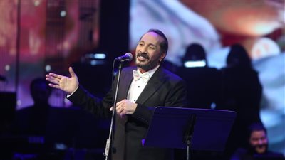 على الحجار يستعيد ذكريات ألحان شقيقه وأنوشكا بإطلالة استثنائية في 100 سنة غنا