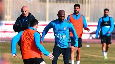جروس يعقد جلسة مع لاعبي الزمالك على هامش مران اليوم 