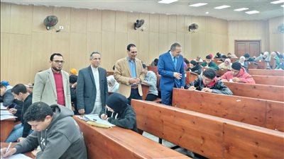 رئيس جامعة دمياط يتفقد لجان الامتحانات بالكليات