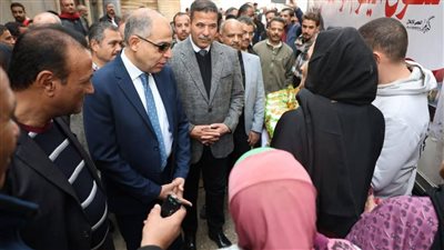محافظ المنيا يفتتح سوق اليوم الواحد بحي غرب المدينة بتخفيضات تزيد على 30%
