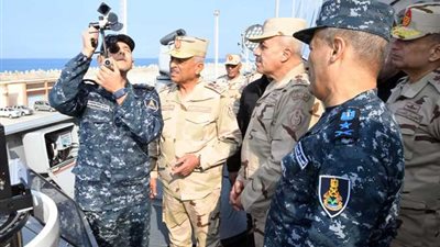 وزير الدفاع يتفقد قاعدة الإسكندرية البحرية ويلتقى بعدد من المقاتلين