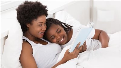 بعد الإجازة.. كيف تعيد طفلك إلى روتين النوم الطبيعي؟