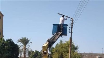 «مدينة أرمنت» تشن حملة لصيانة أعمده الإنارة ونظافة الشوارع بالأقصر