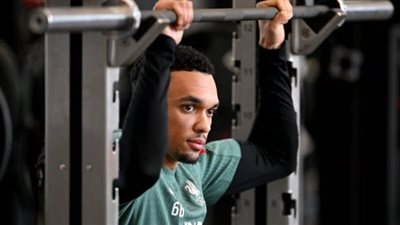 ريال مدريد وبايرن ميونخ يطاردان أرنولد في صفقة انتقال حر