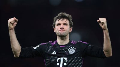 توماس مولر في مفترق طرق: بايرن ميونخ يقدم عرضًا مؤقتًا للاعب