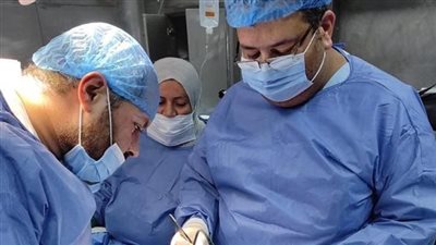 مستشفى جامعة سوهاج تنجح في إجراء جراحة ميكروسكوبية دقيقة لاستئصال ورم بالمخ