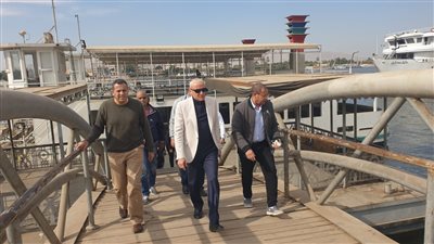 محافظ الأقصر يتابع سير العمل بالمعدية النهرية للأهالي بالبر الشرقي (صور) 