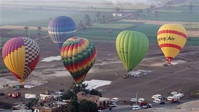 استئناف رحلات البالون الطائر عقب تحسن الطقس في البر الغربي بالأقصر