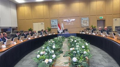 وزير الطيران المدني يلتقي مسئولى شركة 