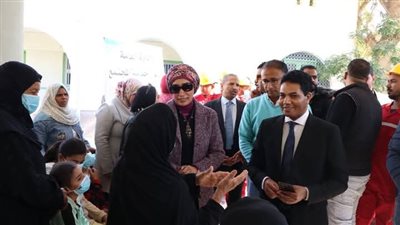 «الصحة وجامعة الأقصر» تنظمان قافلة طبية لفحص المواطنين بمركز القرنة (صور)