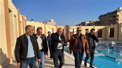 مدير الشباب والرياضة بالجيزة يتفقد حمام السباحة والملاعب بنادى حدائق الأهرام