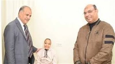 مدير «تعليم بورسعيد» يطمئن على طالبة تعرضت لحادث سير قبل الامتحان 