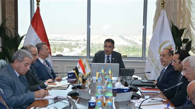 وزير التموين يجتمع مع شركات الزيوت لمتابعة موقف الإنتاج والتشغيل