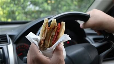 بخلاف الرادار.. أسباب صحية تمنعك من تناول الطعام في السيارة