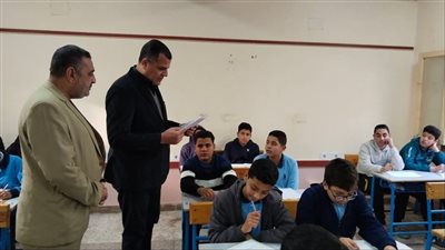 مدير «تعليم دمياط» يتفقد سير امتحانات النقل بعزبة البرج