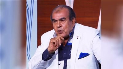 وصول جثمان الفنان فكرى صادق إلى مسجد السيدة نفيسة (صور)