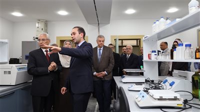رئيس جامعة المنيا يتفقد بدء تشغيل أول مركز تميز بحثي بالجامعة بكلية الصيدلة