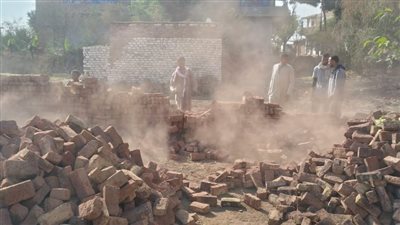 إزالة وإحباط محاوليتن بناء مخالفة دون ترخيص غرب الأقصر «صور»